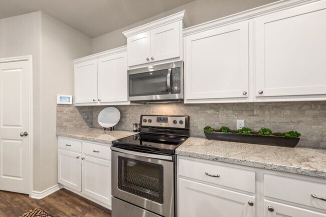 Building Photo - 4/4.5 in Pershing Pointe Townhomes! Availa...