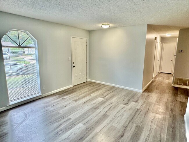 Building Photo - Charming 3-bedroom waiting to be yours !!