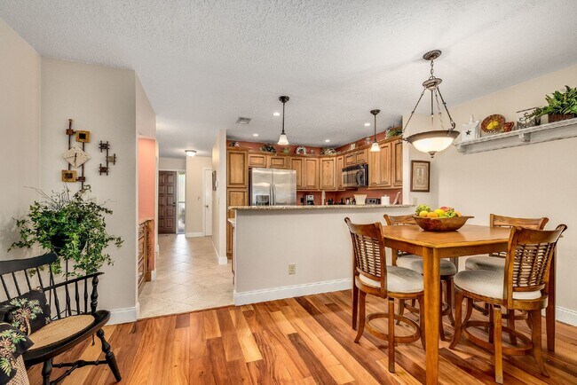 Building Photo - Fully furnished Beachside townhome