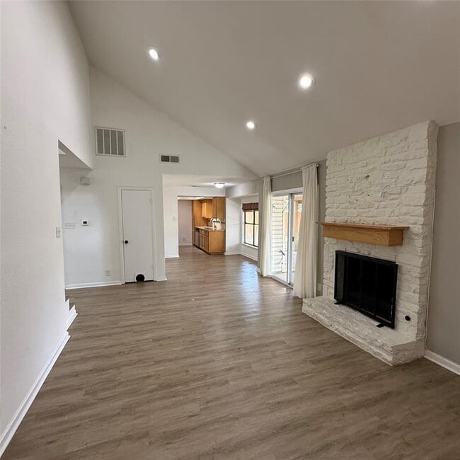 Building Photo - 1500 Wroxton Way