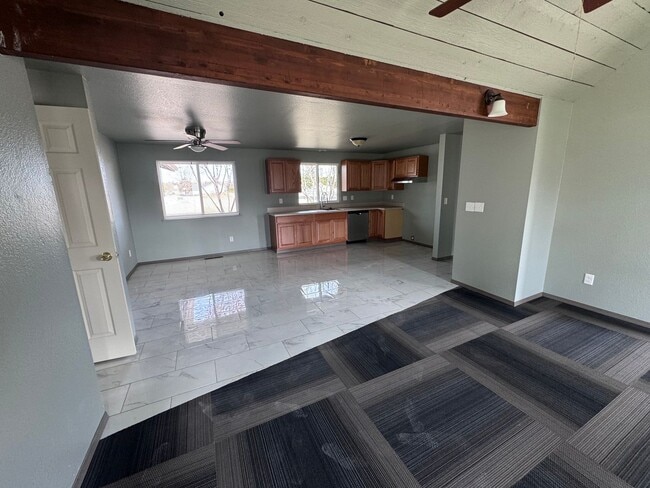 Building Photo - 4 Bedroom House