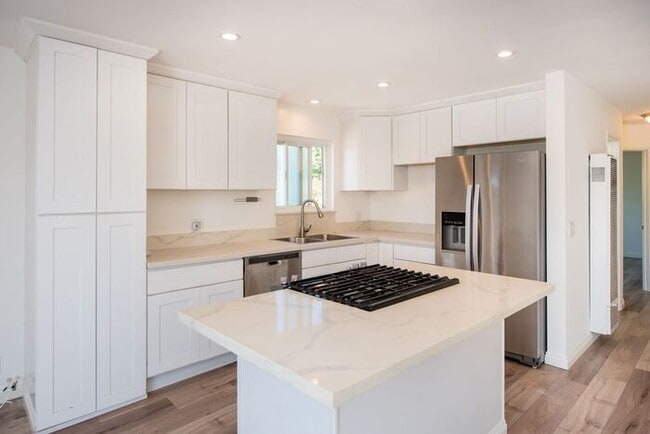 Building Photo - Charming Coastal Retreat - Newly Remodeled!