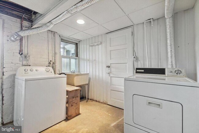 Building Photo - 2237 Hall Pl NW