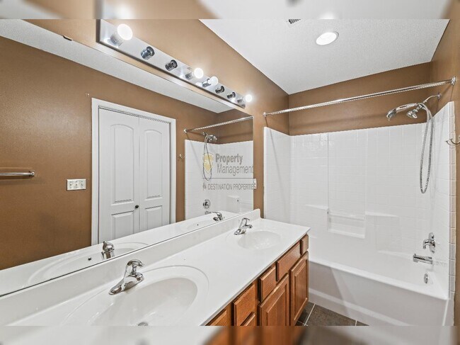 Building Photo - "Charming Lenexa Townhouse: Spacious 2-Bed Retreat with Finished Basement & Gleaming Hardwood Flo...