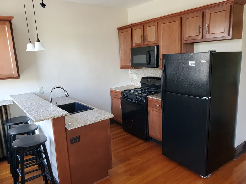 Brand new kitchen, breakfast bar with stools - 534 Yates St