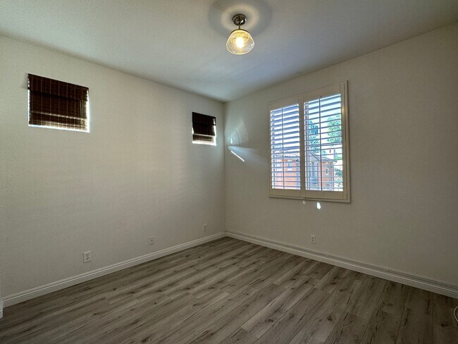 Building Photo - 611 McKenna St