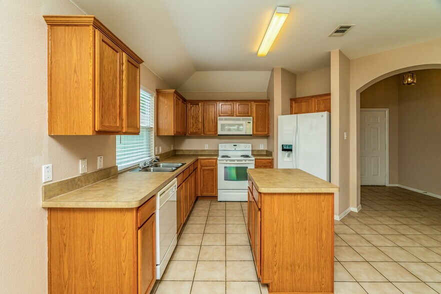 Building Photo - 317 Creekview Dr