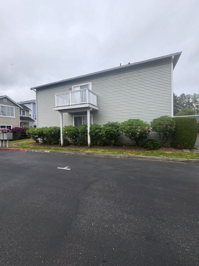 Building Photo - * Gated Community * Newly Remodel 3 bed- 2...