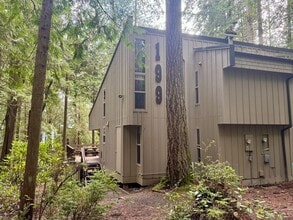 Building Photo - Come live in this quiet corner of Harstine Island!