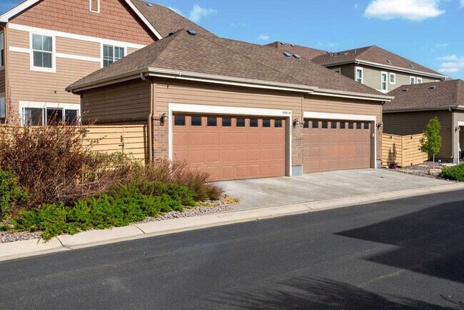 Building Photo - Beautiful 2 bedroom, 2.5 bath townhome in Mosaic