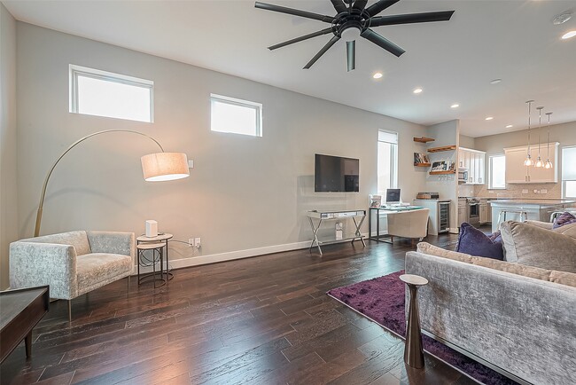 Building Photo - 712 Clark St