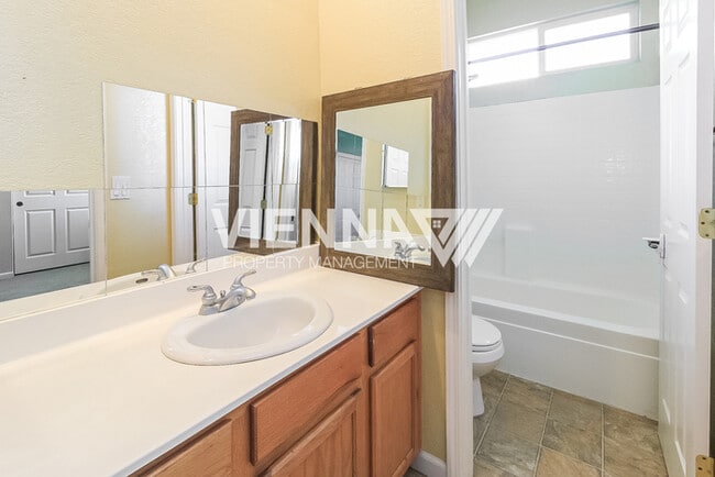 Building Photo - Beautifully Maintained Roseville Home with...