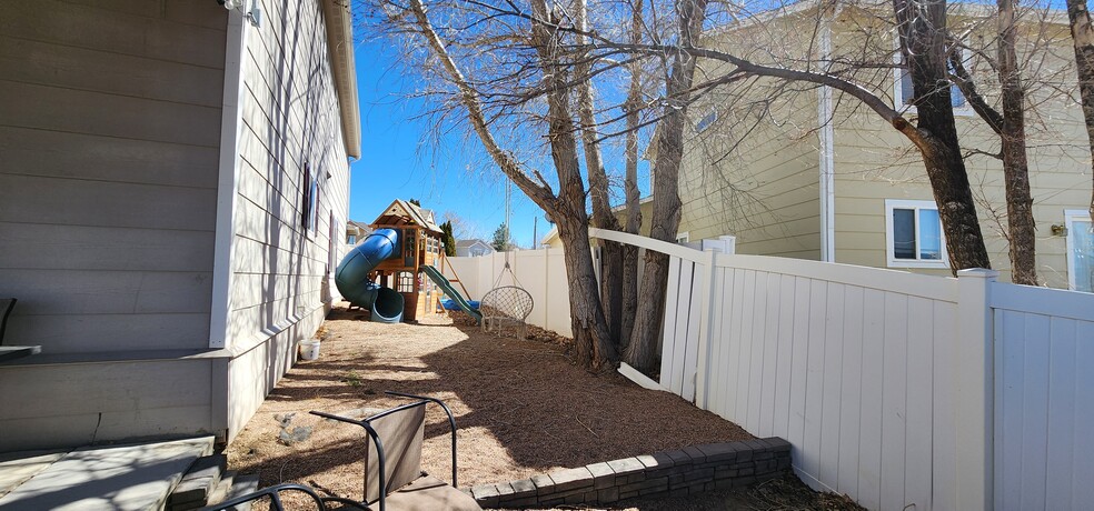 Building Photo - 2203 Meadowlark Ln