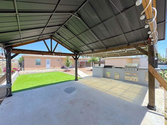 Building Photo - East/Central El Paso 3bed/1bath Refrig A/C with Outdoor Kitchen Oasis!