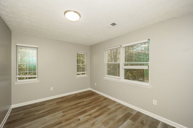 Building Photo - 540 Hillsdale Dr