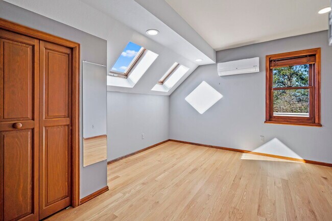 Building Photo - 1020 Walsen Rd