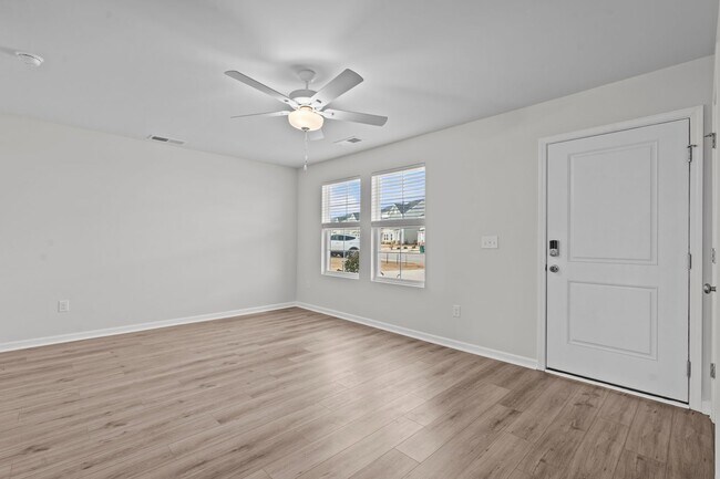 Building Photo - Beautiful 3 Bedroom 2.5 Bath Townhome in East Main Meadows