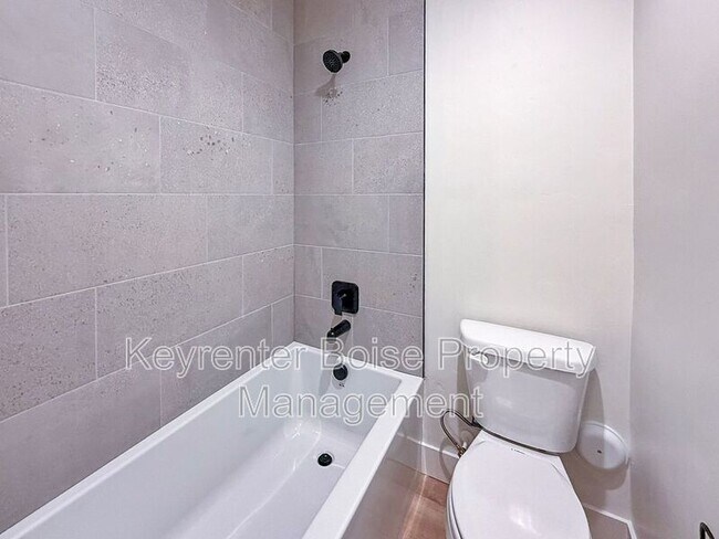 Building Photo - 622 E Krall St