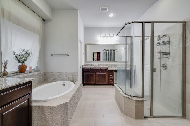 Building Photo - Beautiful home with elegant curved stairca...