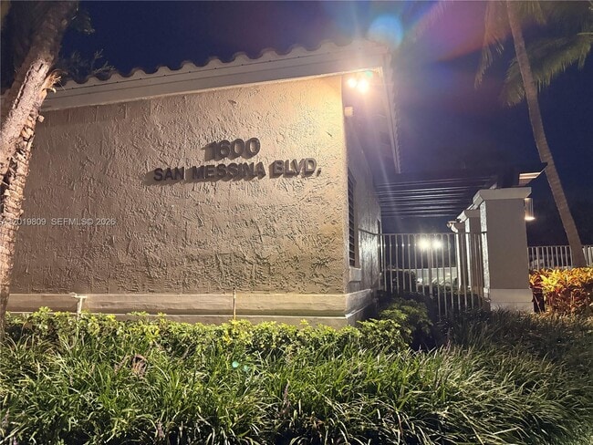 Building Photo - 2078 Madeira Dr