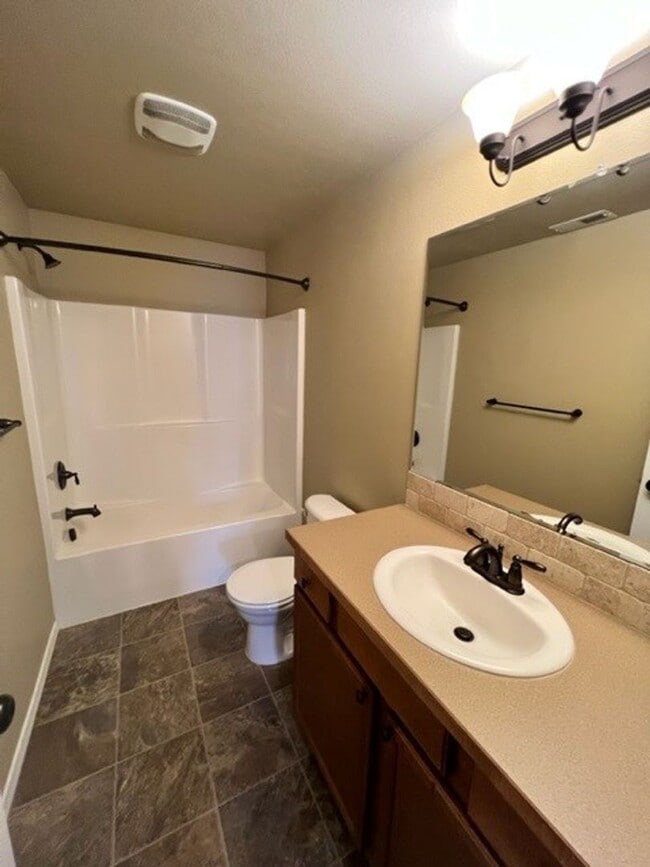 Building Photo - Three Bedroom in SW Bend Aspen Rim Neighborhood