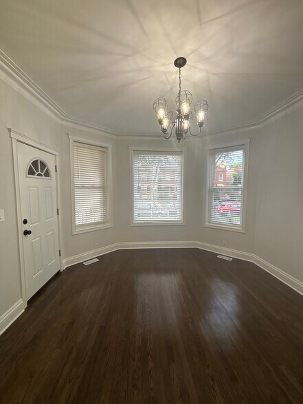 Building Photo - 3940 N Sawyer Ave