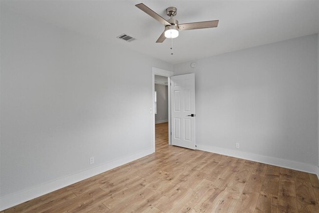 Building Photo - 1203 Thackeray Ln