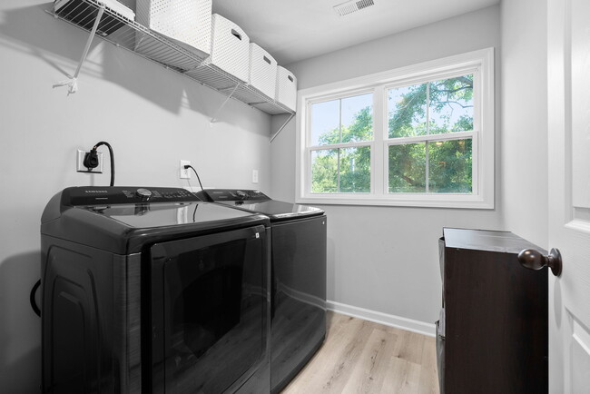 Building Photo - 418 Oak St