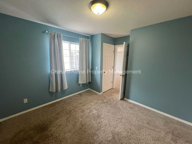 Building Photo - 3 bed, 2 bath house