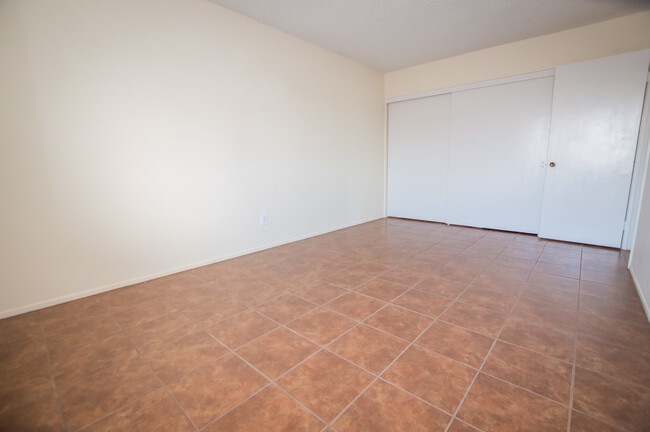 Building Photo - Step into this spacious 2-bedroom, 1-bath ...