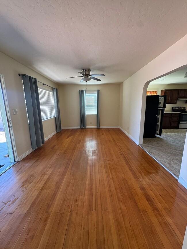 Building Photo - 902 S Fremont Ave