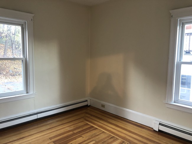 Building Photo - 1st Floor Updated 3 BR Quiet Area Near Bla...