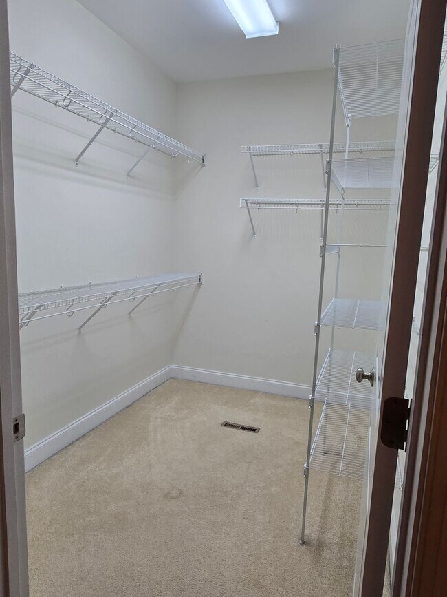 Building Photo - NEW LISTING!!!!!