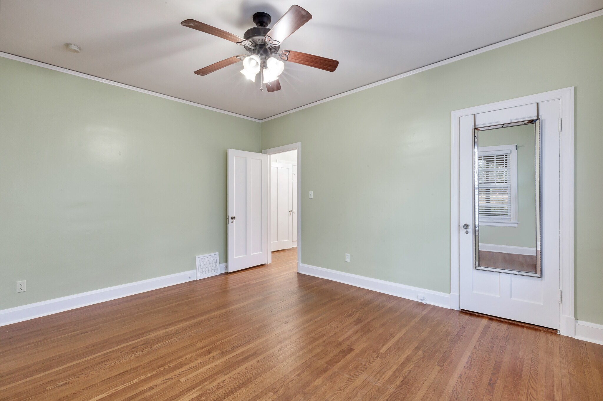 Building Photo - 109 E 26th Pl