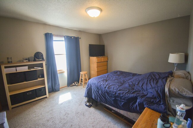Building Photo - 4 bed 2 bed For Rent in Country Club Manor!
