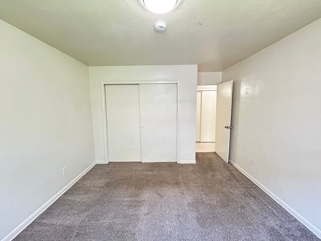 Building Photo - NO APPLICATION FEE AND FREE FIRST MONTHS RENT!! Cozy 2 Bed, 1 Bath Apartment Near Downtown Albany...