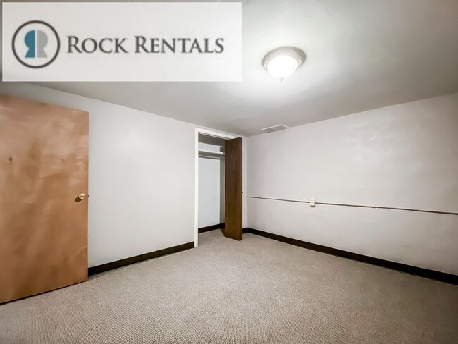 Building Photo - 4 Bed 2 Bath with Bonus Room