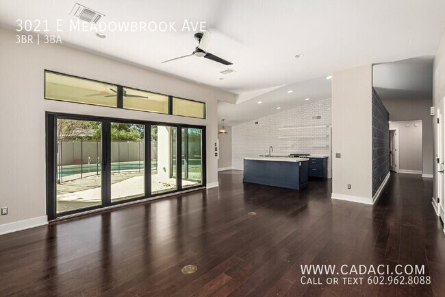 Building Photo - 3021 E Meadowbrook Ave