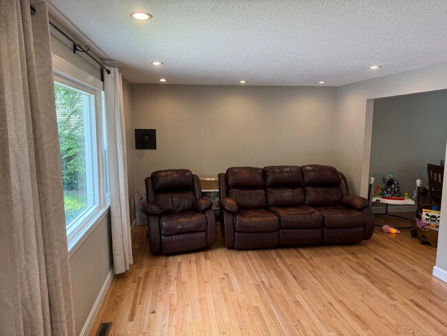 Building Photo - Modern 3 Bedroom Single Family - Available...