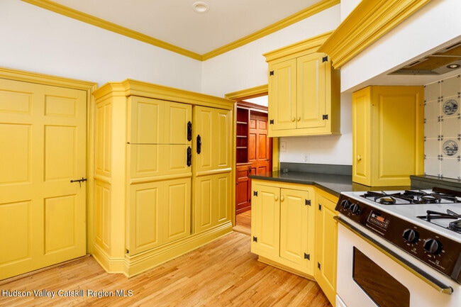 Building Photo - 43 Crown St