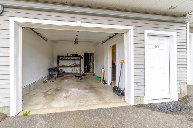 Building Photo - Spacious Luxury Multi Level, 2 Bedroom Condo