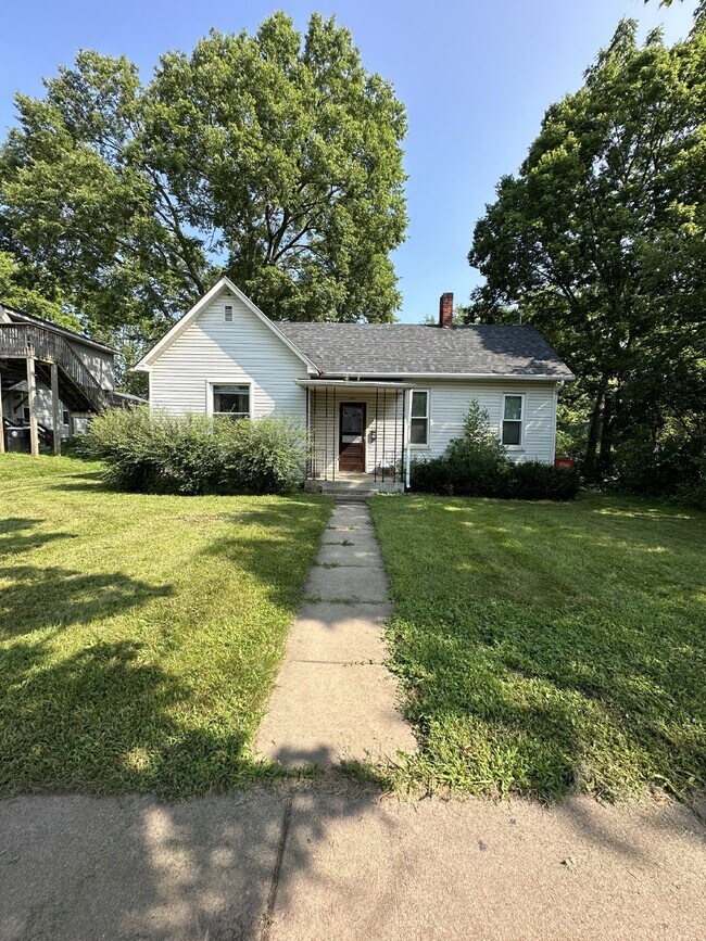 Building Photo - 3 bed 1 bath house close to UWEC and Water St! Available June 1st