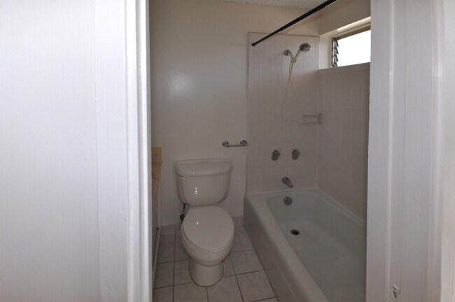 Building Photo - 2222 Aloha Dr