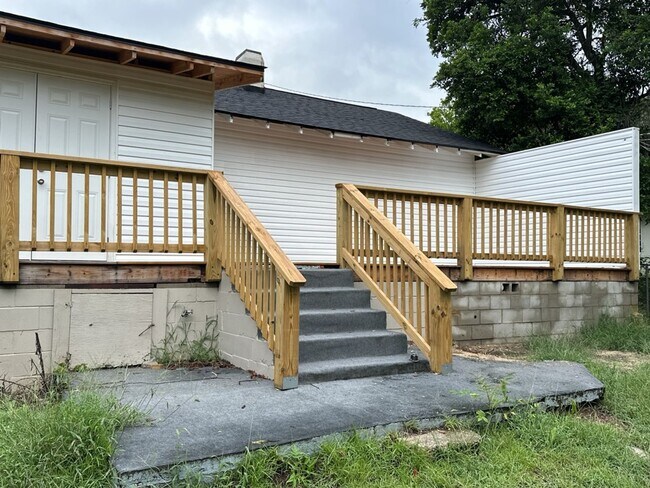 Building Photo - Charming 2-bedroom, 1-bathroom home