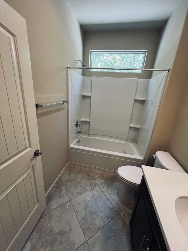 Building Photo - Gorgeous 2 bedroom and 2 bathroom home in ...