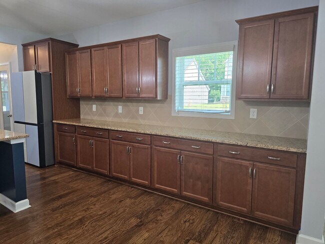 Building Photo - NEW LISTING- 4 bd/ 2.5 ba located MINUTES from Fort Bragg! Quiet Neighborhood!