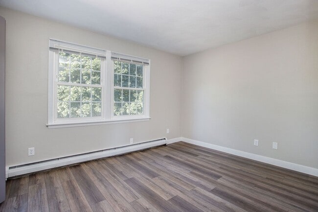 Building Photo - Newly Remodeled 2bed 1 bath apartment in Urbandale! - Ask about our security deposit alternative!