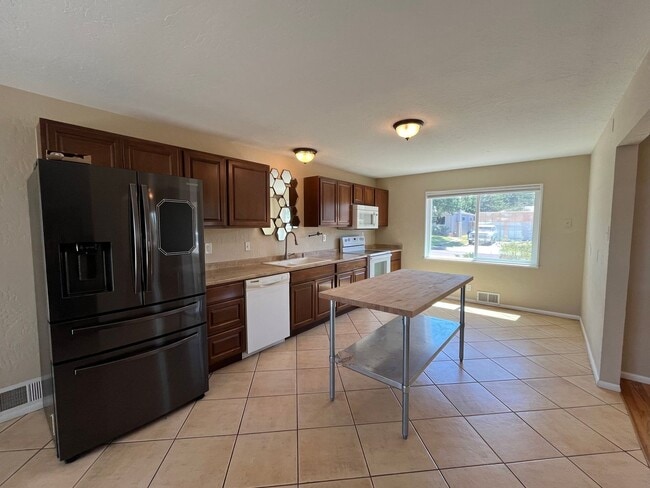 Building Photo - Charming 3 Bedroom 2 Bathroom Home In The NE!