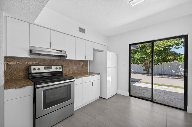 Building Photo - 17150 NE 18th Ave