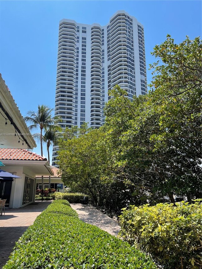 Building Photo - 3500 Mystic Pointe Dr
